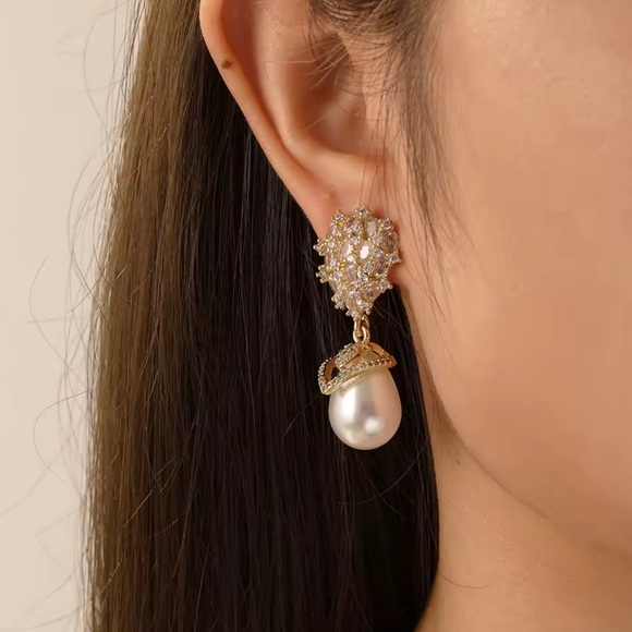 Couture Crystal Cluster Pearl Gold Earrings - Picture 5 of 7